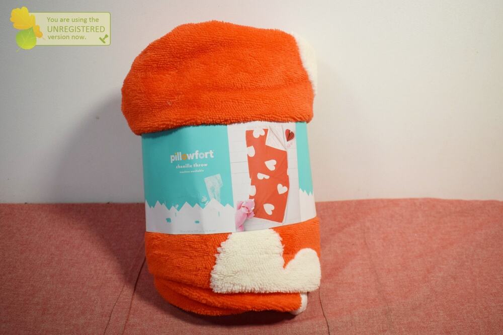 Pillowfort Patisserie Heart Kids' Chenille Throw Blanket Red 50x60"